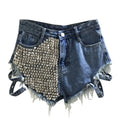 Short de Mezclilla con Detalles de Tachuelas y Acabado Desflecado