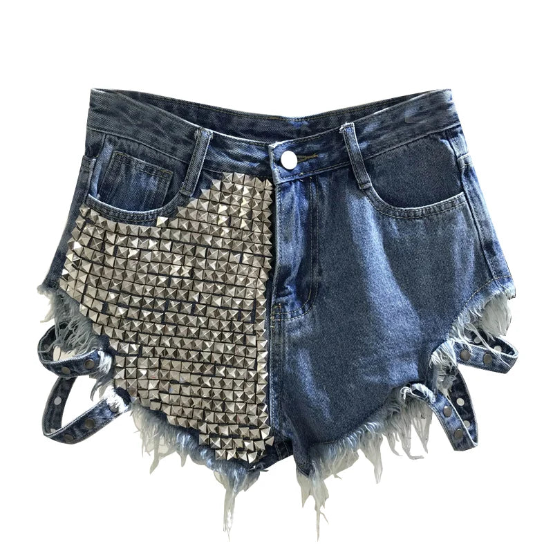 Short de Mezclilla con Detalles de Tachuelas y Acabado Desflecado