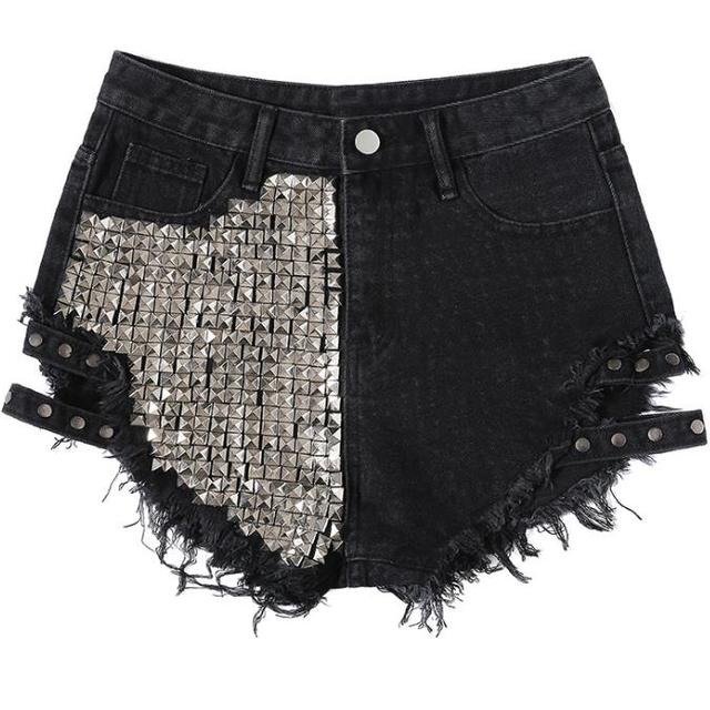 Short de Mezclilla con Detalles de Tachuelas y Acabado Desflecado