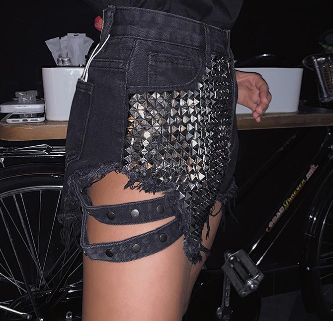 Short de Mezclilla con Detalles de Tachuelas y Acabado Desflecado