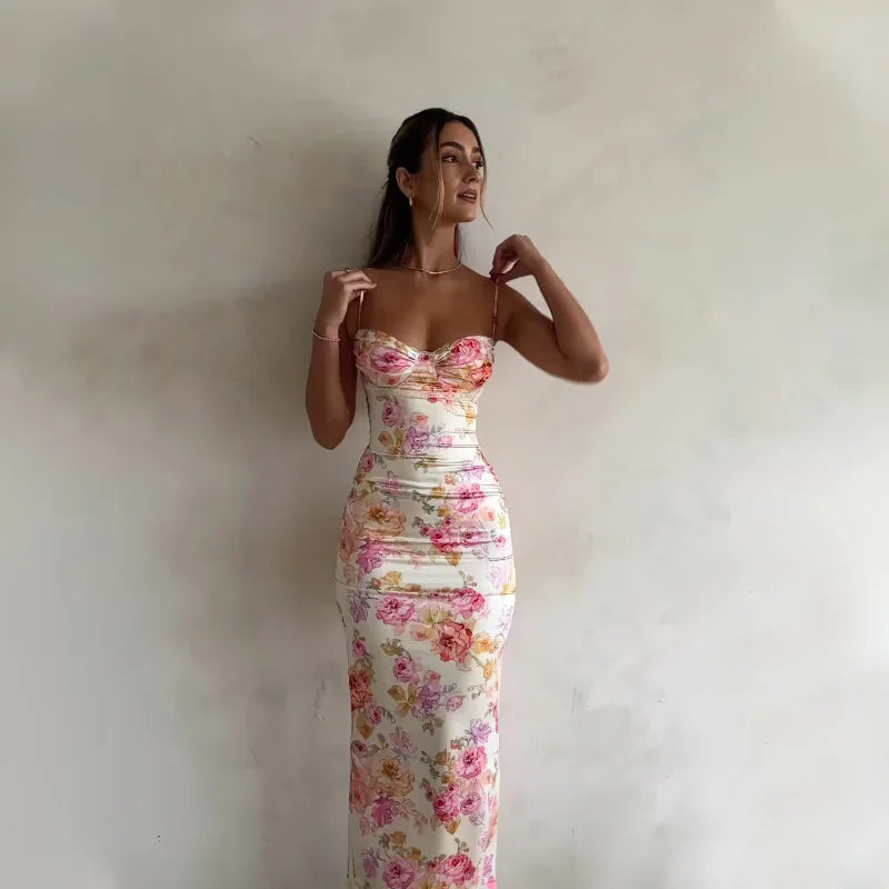 Vestido Largo Floral Ajustado con Escote Corazón y Tirantes Finos